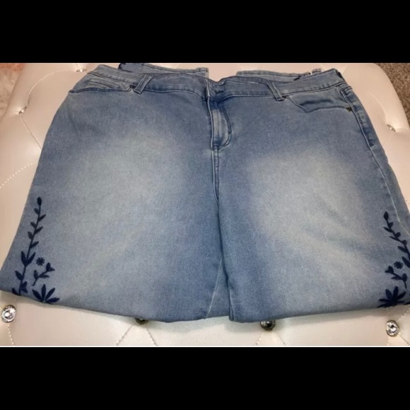 NEW Style & Co Blue Denim Floral Cropped Jeans Size 16W - Picture 2 of 9